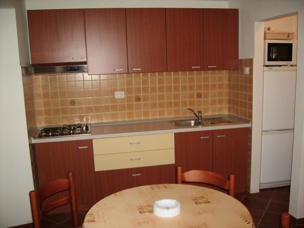 Apartment Nemarnik Roč الغرفة الصورة