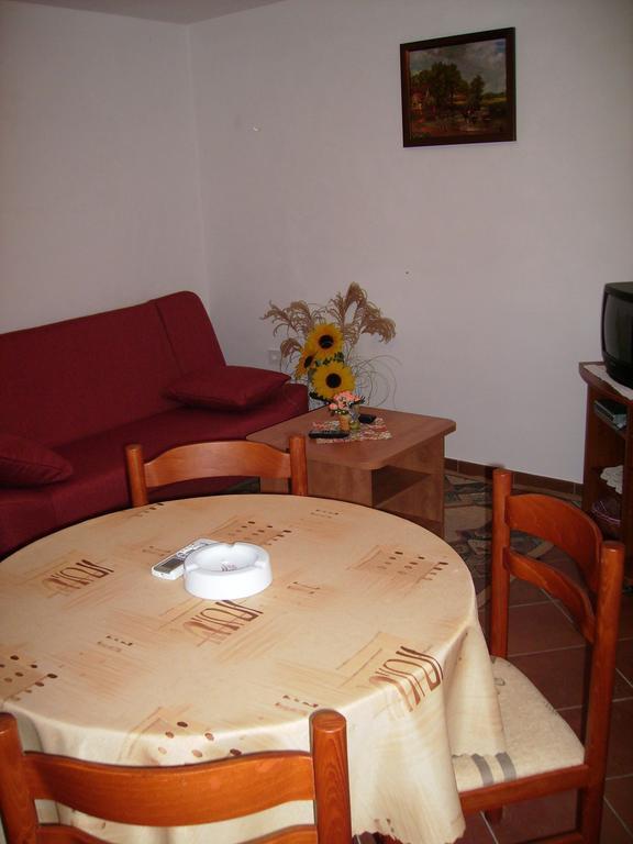 Apartment Nemarnik Roč الغرفة الصورة
