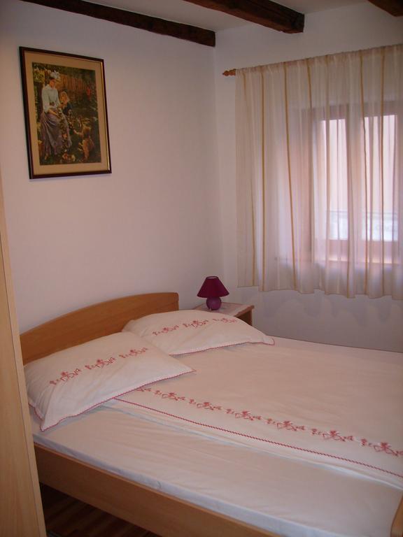 Apartment Nemarnik Roč الغرفة الصورة